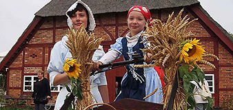 Im Freilichtmuseum Klockenhagen Brot backen – Yachthafenresidenz Hohe Düne